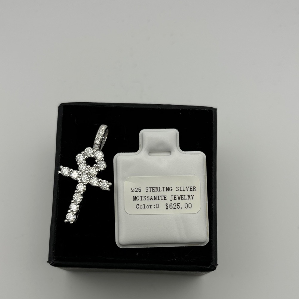 Elegant Sterling Silver 1.0 CT Moissanite Cross Pendant - Picture 2 of 4